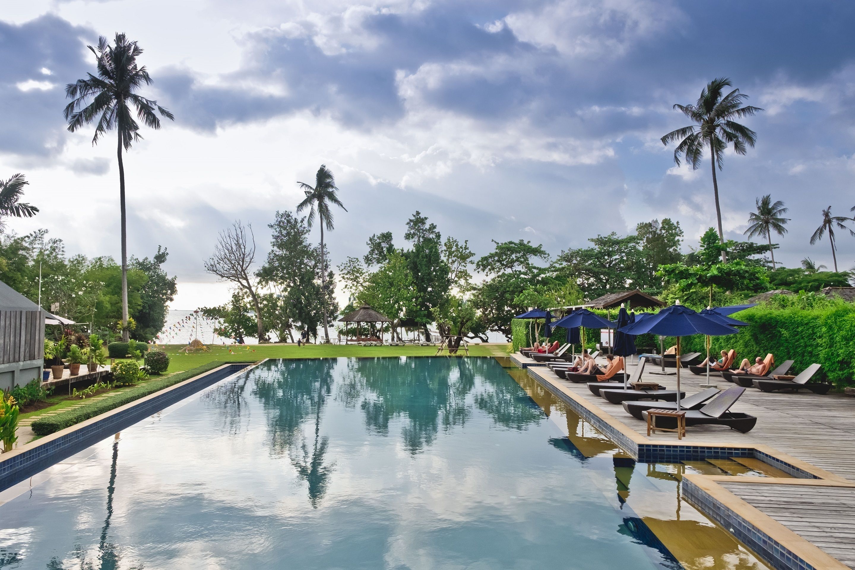 2 outdoor pools, pool loungers