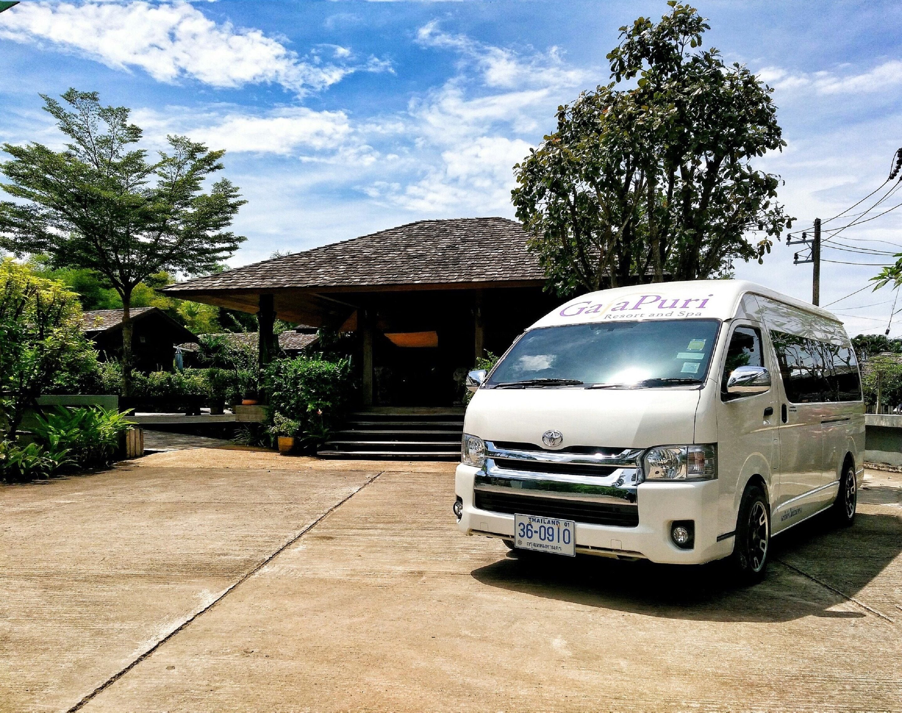Ein weißer Lieferwagen vor einem Gebäude mit der Aufschrift 'GaPuri Resort and Spa'.