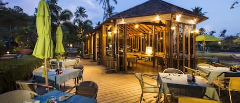 2 restaurants, breakfast, lunch, dinner served; international cuisine