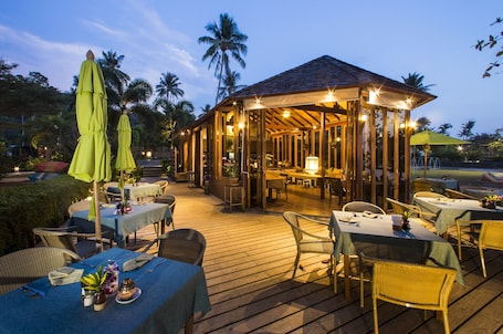 2 restaurants, breakfast, lunch, dinner served; international cuisine