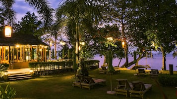 2 restaurants; breakfast, lunch and dinner served