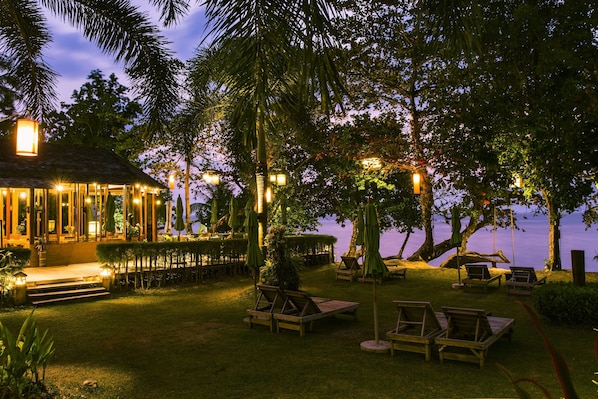 2 restaurants, breakfast, lunch, dinner served; international cuisine