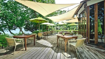 2 restaurants, serveren ontbijt, lunch, diner, internationale gerechten