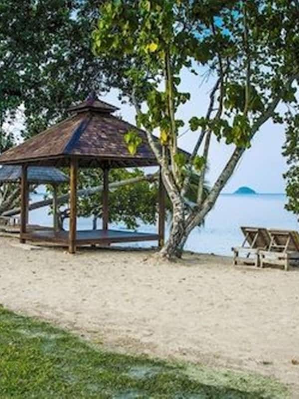 Sulla spiaggia, massaggi sulla spiaggia, un bar sulla spiaggia