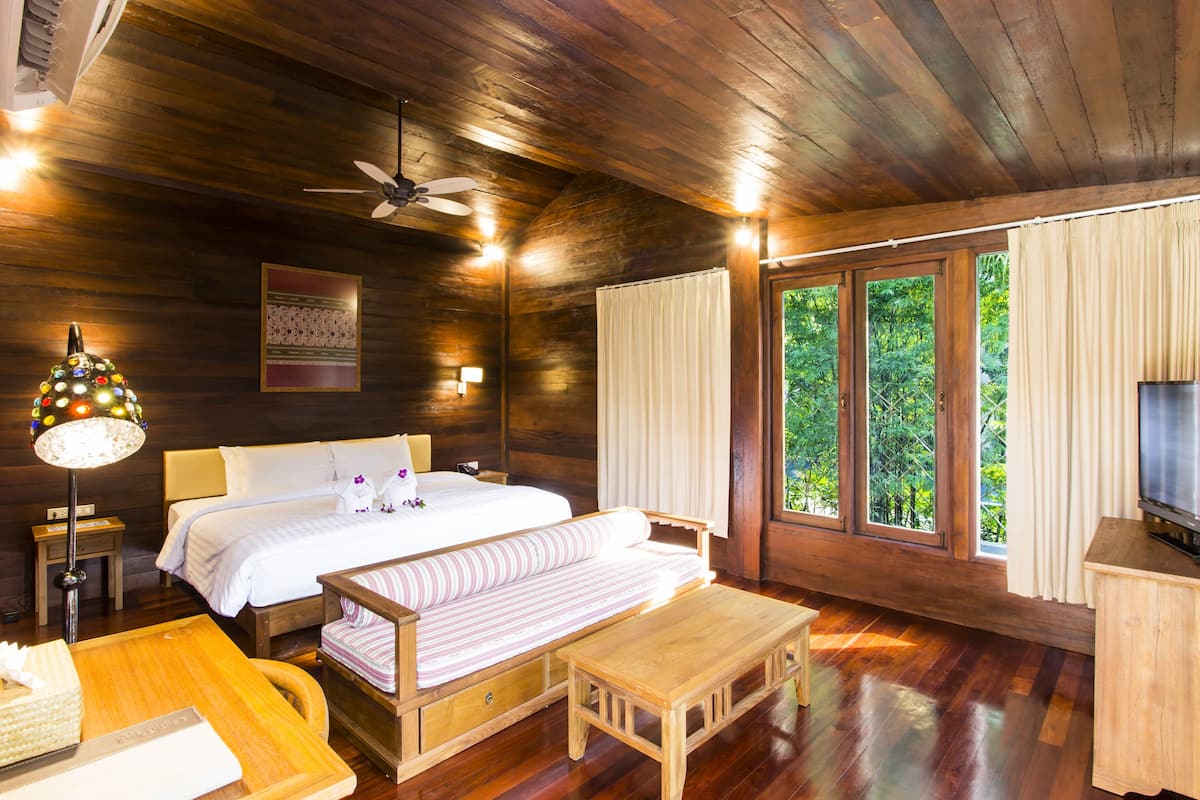 1 bedroom, egyptian cotton sheets, premium bedding, tempur-pedic beds