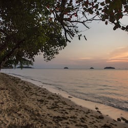 Sulla spiaggia, massaggi sulla spiaggia, un bar sulla spiaggia