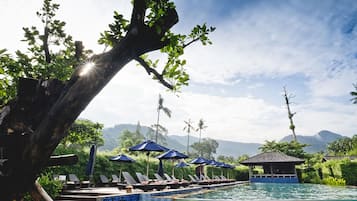 2 outdoor pools, sun loungers