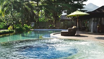 2 outdoor pools, pool loungers