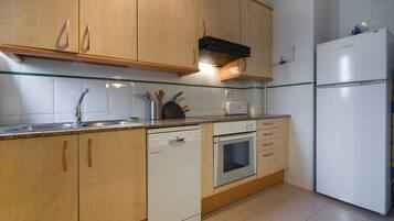 Appartement, 3 slaapkamers | Privékeuken | Een koelkast, een microgolfoven, een koffiezetapparaat/waterkoker