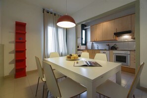 Appartamento, 3 camere da letto | Cucina privata | Frigorifero, microonde (su richiesta), macchina per tè/caffè