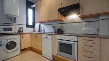 Appartement, 3 slaapkamers | Privékeuken | Een koelkast, een microgolfoven, een koffiezetapparaat/waterkoker