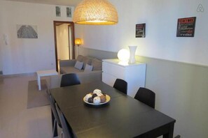 Apartment, 3 Schlafzimmer | Essbereich im Zimmer