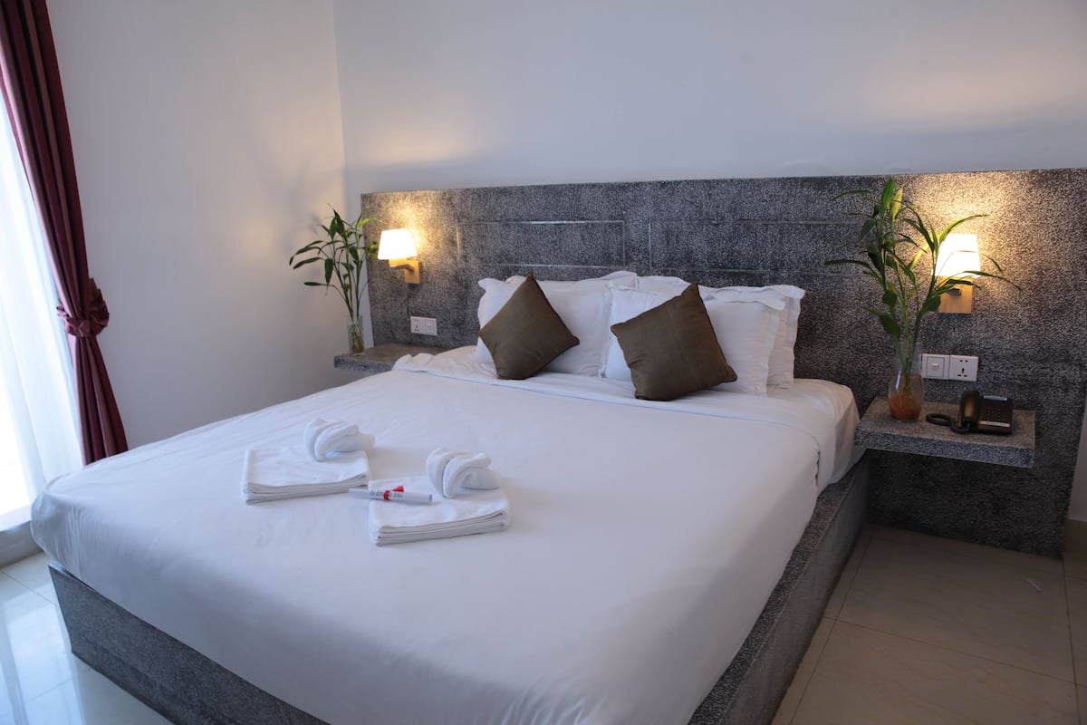 Suite, River View | Minibar, in-room safe, desk, WiFi (free)