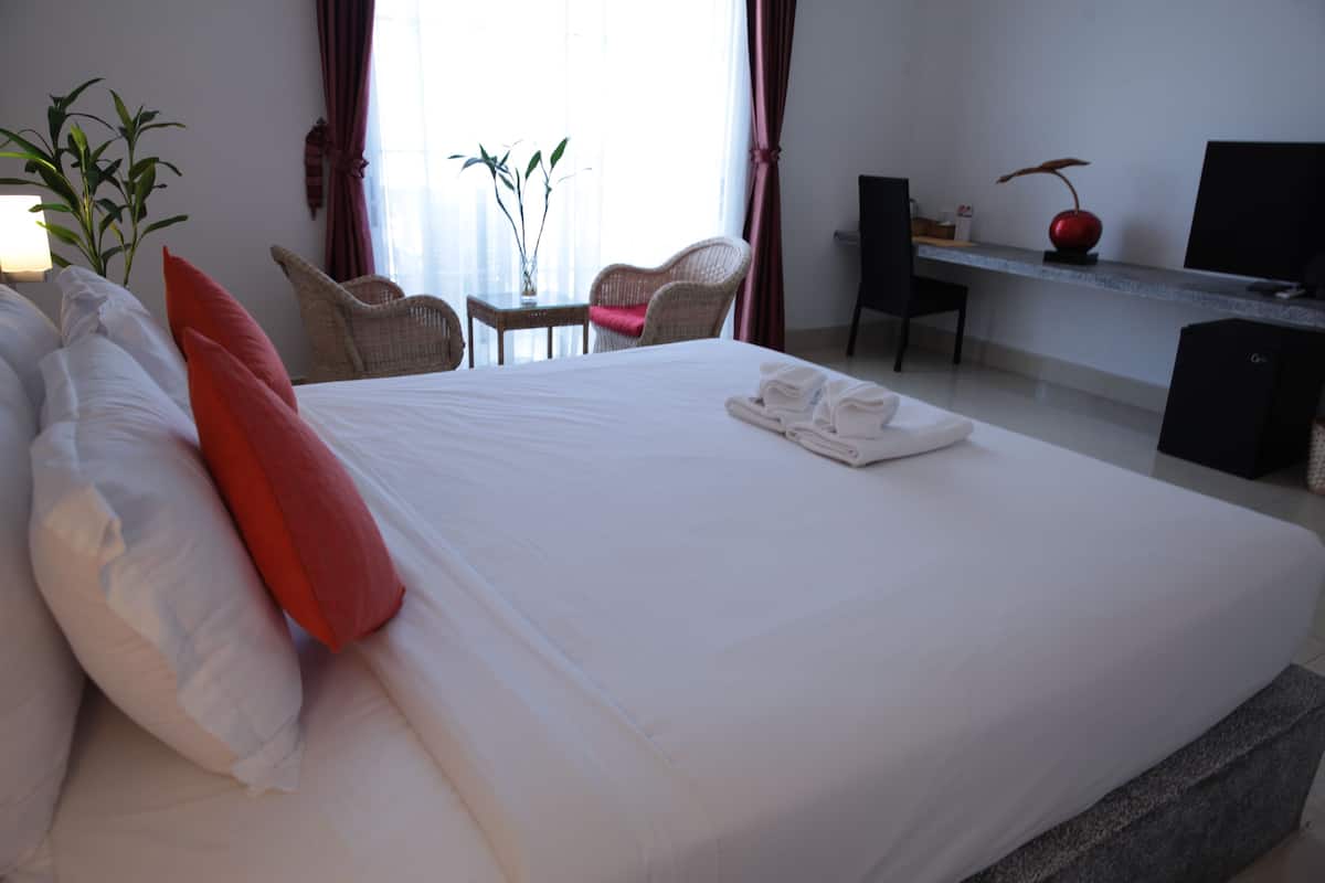Deluxe Double Room, Balcony | Minibar, in-room safe, desk, WiFi (free)