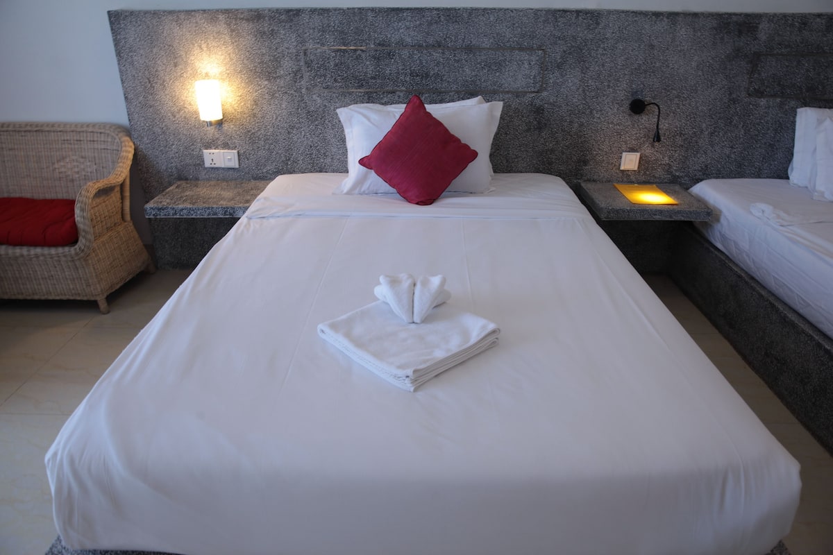 Premier Twin Room | Minibar, in-room safe, desk, WiFi (free)