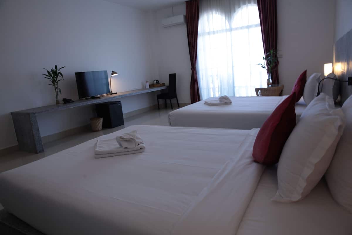 Deluxe Twin Room | Minibar, in-room safe, desk, WiFi (free)
