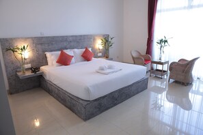 Een minibar, een kluis op de kamer, een bureau, gratis wifi