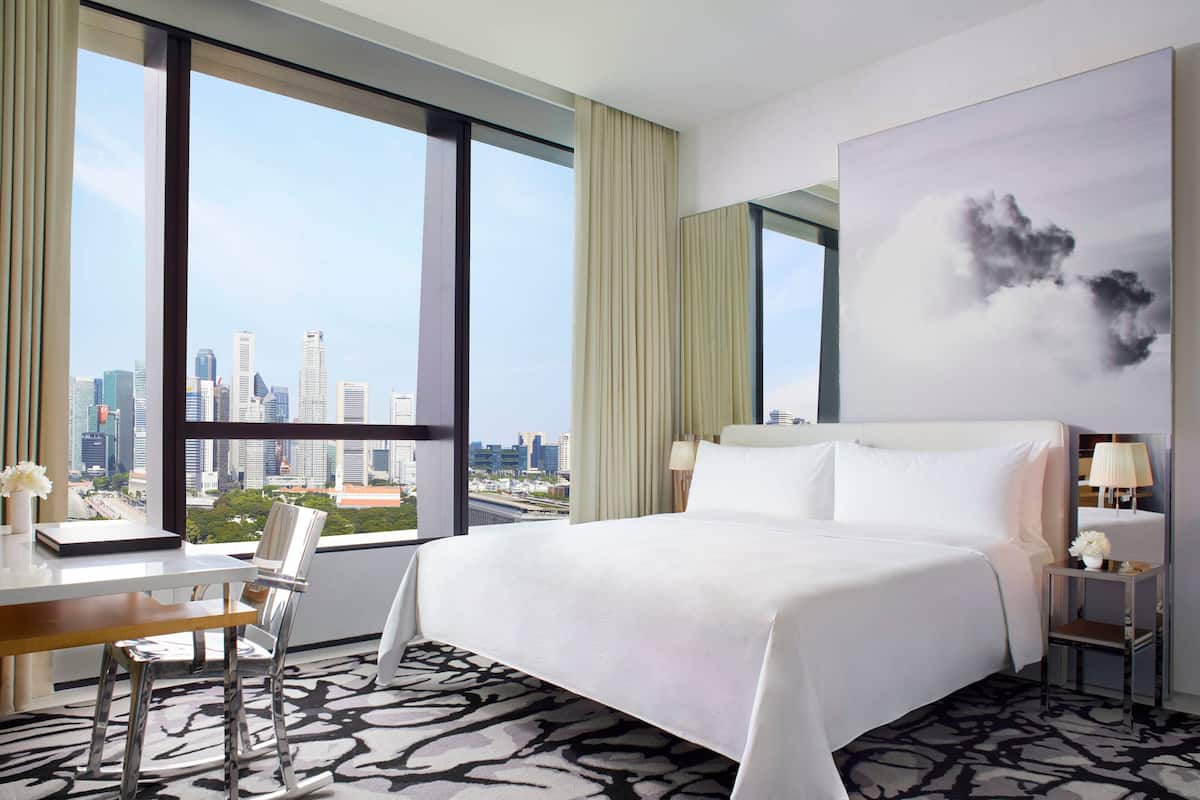 Premier Room, 1 King Bed, Non Smoking, Marina Bay View | Een minibar, een kluis op de kamer, een bureau, een laptopwerkplek