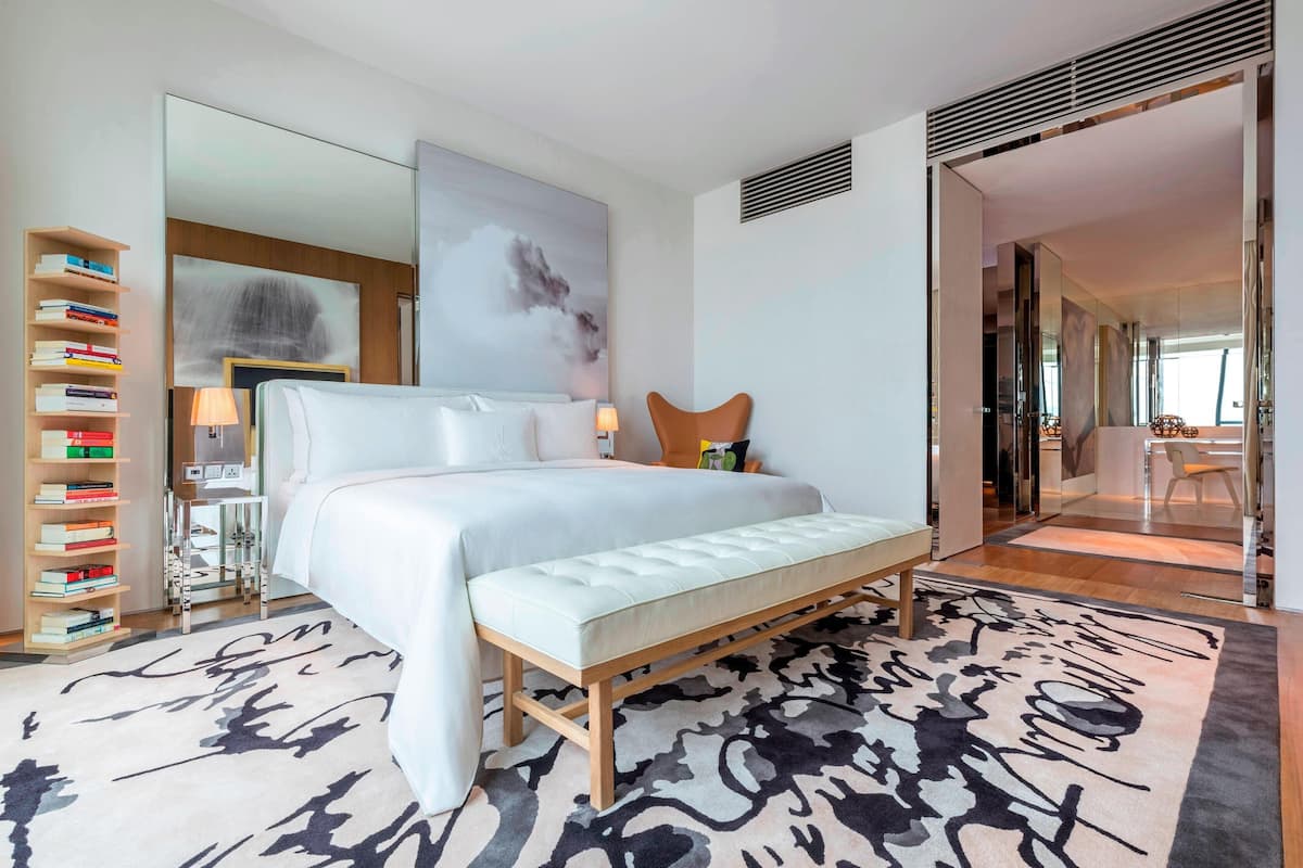 Chairman Suite, 2 Bedrooms, Non Smoking, Marina Bay View (Executive Lounge Access) | Een minibar, een kluis op de kamer, een bureau, een laptopwerkplek