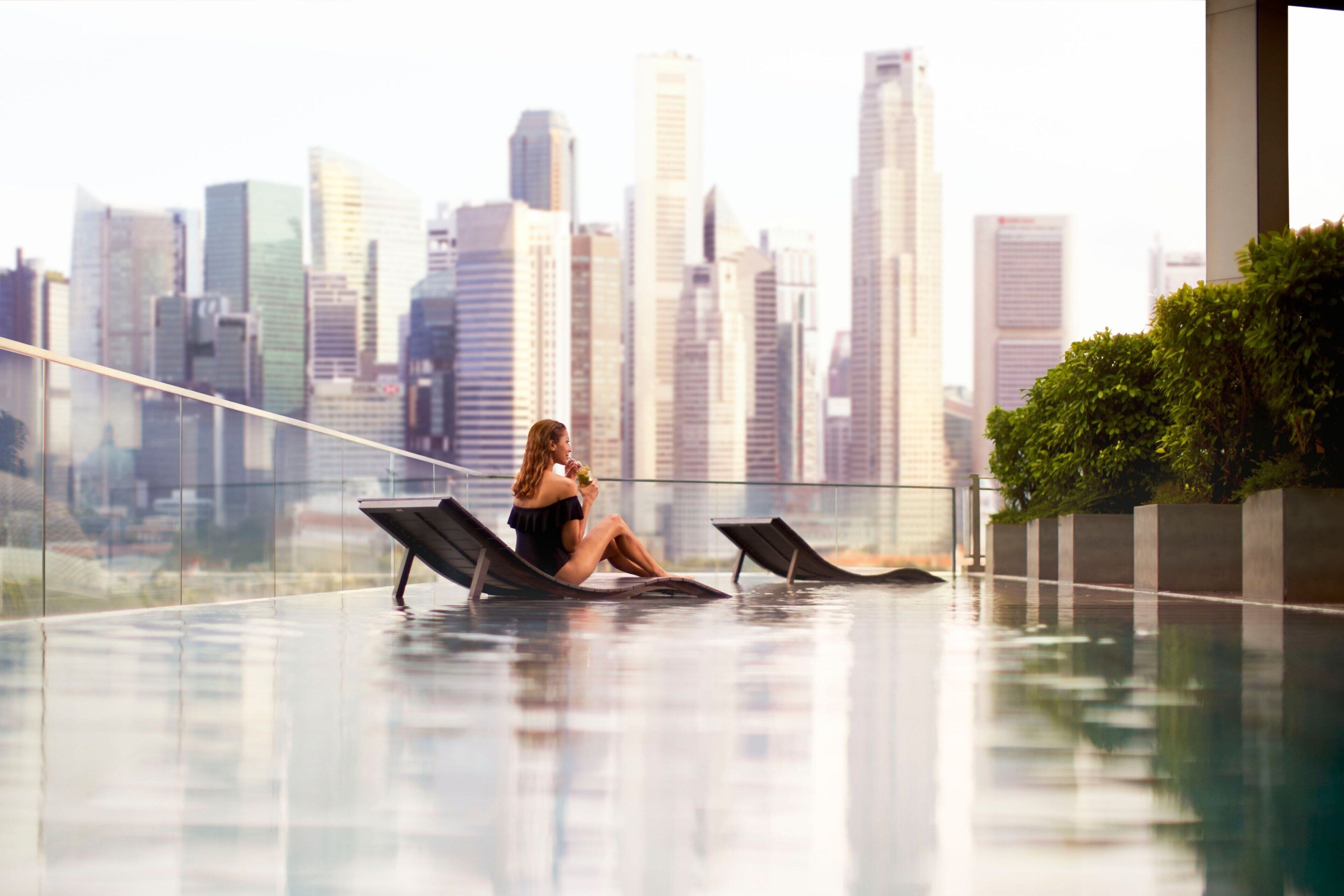 2 piscinas externas, funciona das 6h às 22h, espreguiçadeiras