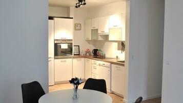 Premier Apartment, 2 Bedrooms (4th floor - xxxxxxxxxxxxxxxxx) | Private kitchen | Fridge, oven, stovetop, dishwasher