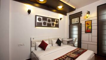In-room safe, desk, free WiFi