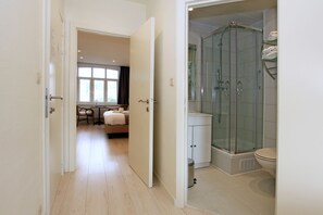 Family Suite, 2 Bedrooms | In-room safe, cots/infant beds, free WiFi, bed sheets - Hotel Cecil (De Panne)
