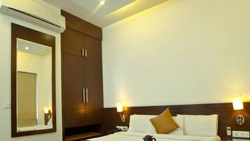 Standardzimmer | Minibar, Zimmersafe, Schreibtisch, Bügeleisen/Bügelbrett