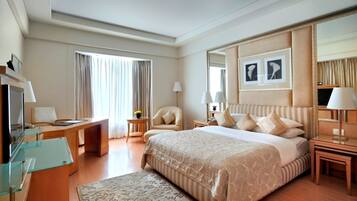 Minibar, in-room safe, desk, iron/ironing board