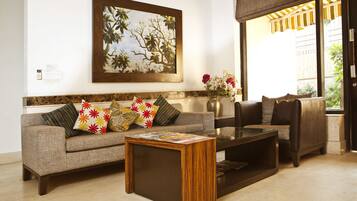 Een 32-inch lcd-televisie met kabelzenders en een televisie