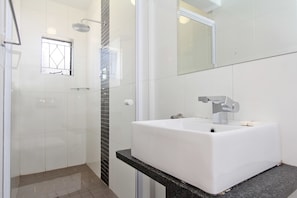 Chambre Ville double, 1 chambre | Douche de la salle de bain