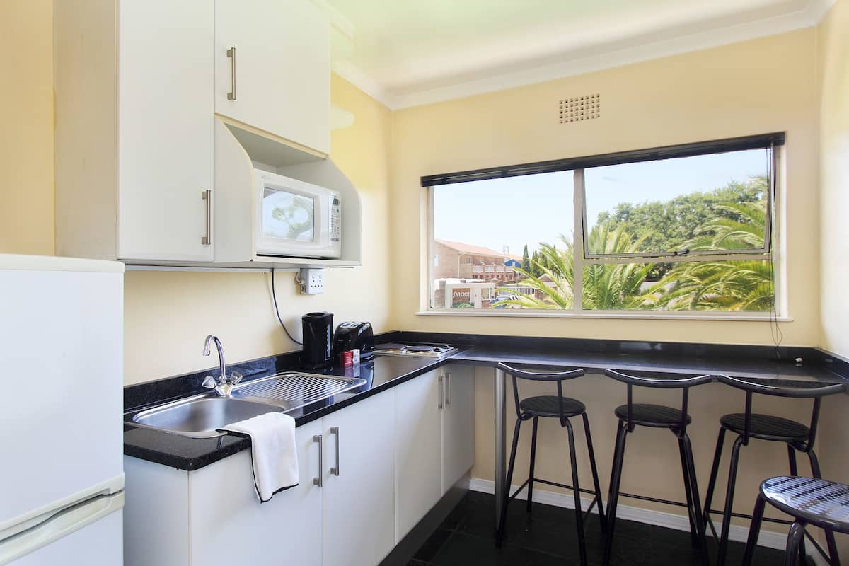 apartment, 2 bedrooms | private kitchen | full-sized fridge, microwave, stovetop, cookware/dishes/utensils