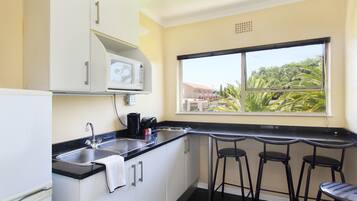 Apartemen, 2 kamar tidur | Dapur pribadi | Lemari es besar, microwave, kompor, dan peralatan masak/sendok-piring