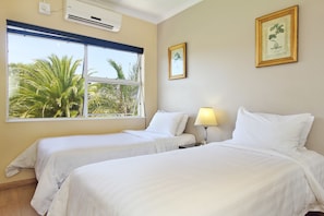 Lägenhet - 2 sovrum | Värdeförvaringsskåp på rummet, skrivbord och gratis wi-fi