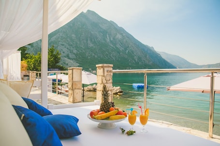 在海滩、沙滩椅、海滩遮阳伞