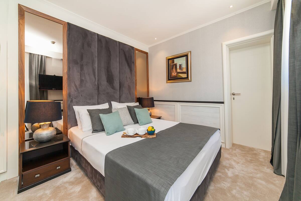 Luxe beddengoed, een minibar, een kluis op de kamer, een bureau