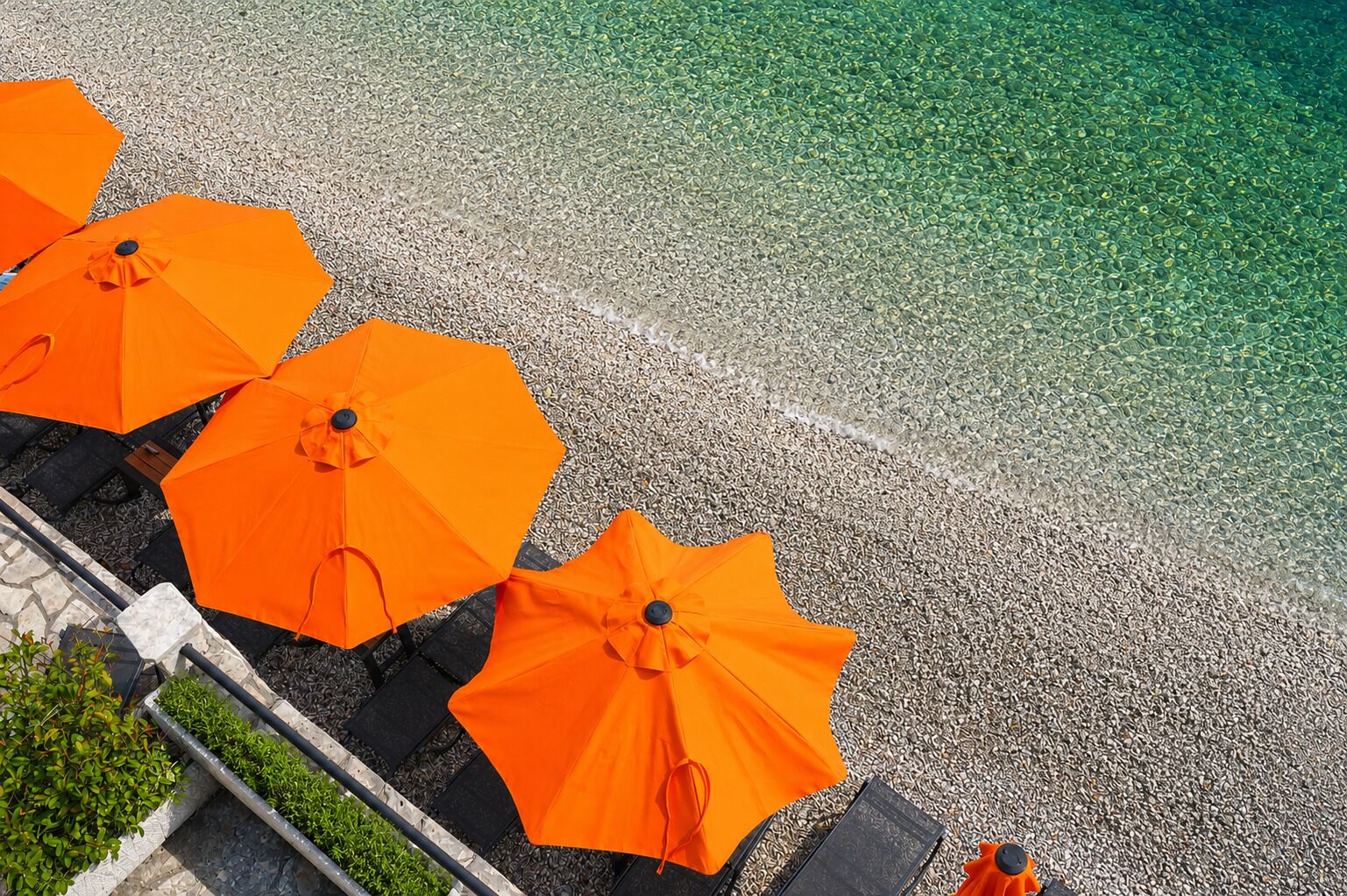In Strandnähe, Liegestühle, Sonnenschirme