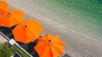 In Strandnähe, Liegestühle, Sonnenschirme