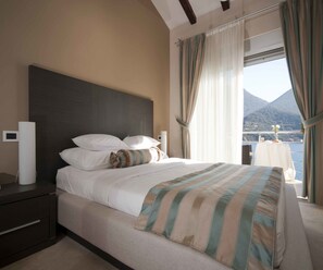 Executive-huone, parveke, näköala uima-altaalle | Ylelliset vuodevaatteet, minibaari, tallelokero huoneessa