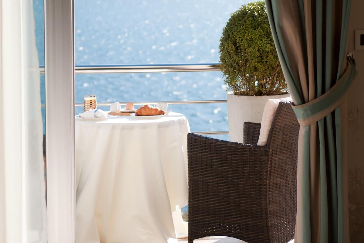 Tweepersoonskamer, uitzicht op zee | Luxe beddengoed, een minibar, een kluis op de kamer