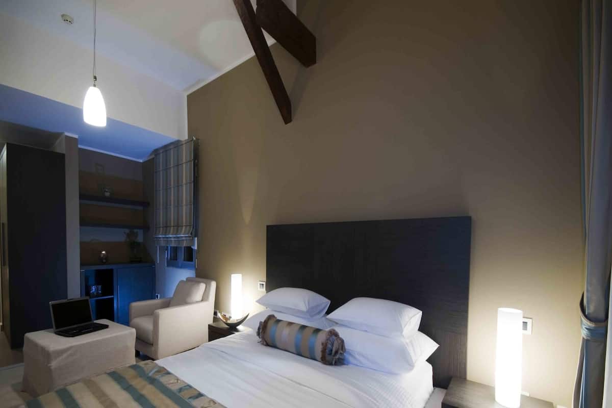 Deluxe tweepersoonskamer, uitzicht op zee | Luxe beddengoed, een minibar, een kluis op de kamer
