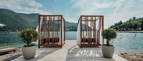 Playa privada cerca, tumbonas, sombrillas y masajes en la playa