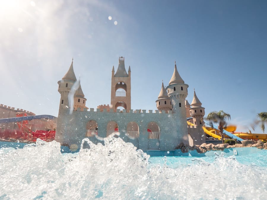 3 buitenzwembaden, parasols bij het zwembad en ligstoelen