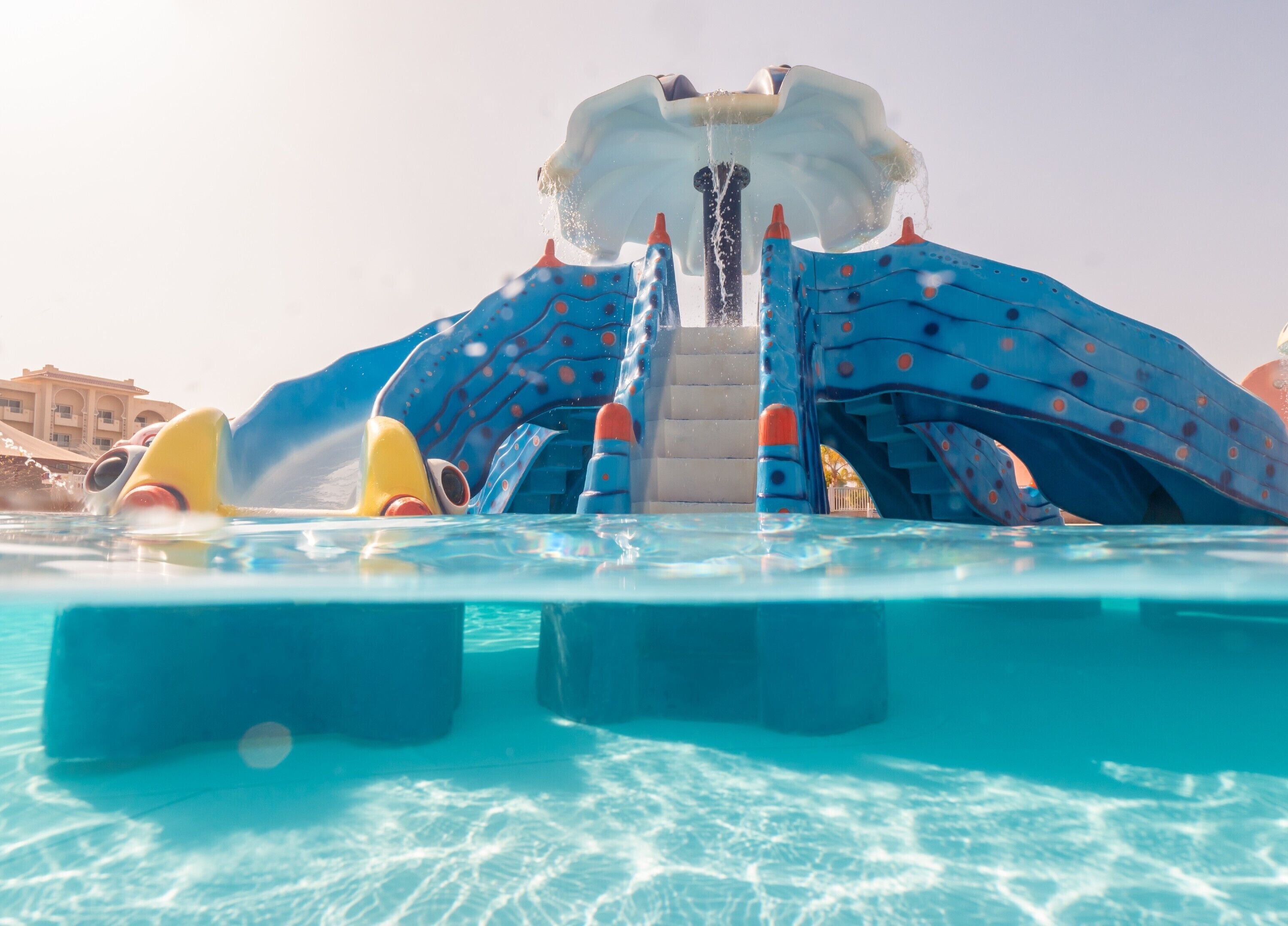 3 piscinas externas, guarda-sóis, espreguiçadeiras