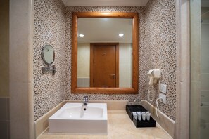 Douche, articles de toilette gratuits, sèche-cheveux