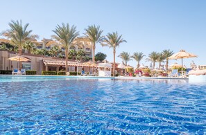 3 piscines a l'aire lliure, para-sols i gandules 