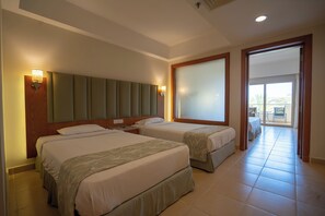 Habitació familiar, vistes a la piscina (Interconnected) | Roba de llit d'alta qualitat, minibar i caixa forta a l'habitació 