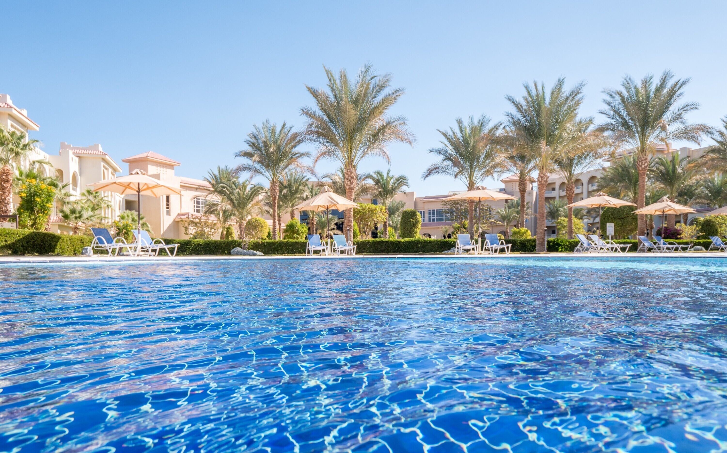 3 piscines extérieures, parasols de plage, chaises longues