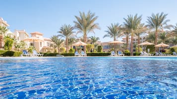 3 piscinas al aire libre, sombrillas, sillones reclinables de piscina