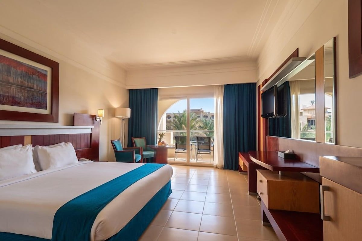 Premium bedding, minibar, in-room safe, blackout drapes